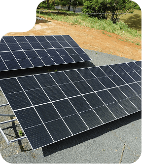 Telhado de cerâmica com painéis solares instalados