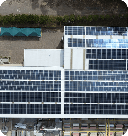 Posto de gasolina da Shell com teto coberto por painéis solares