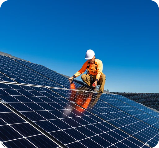 Técnico instalando painéis solares
